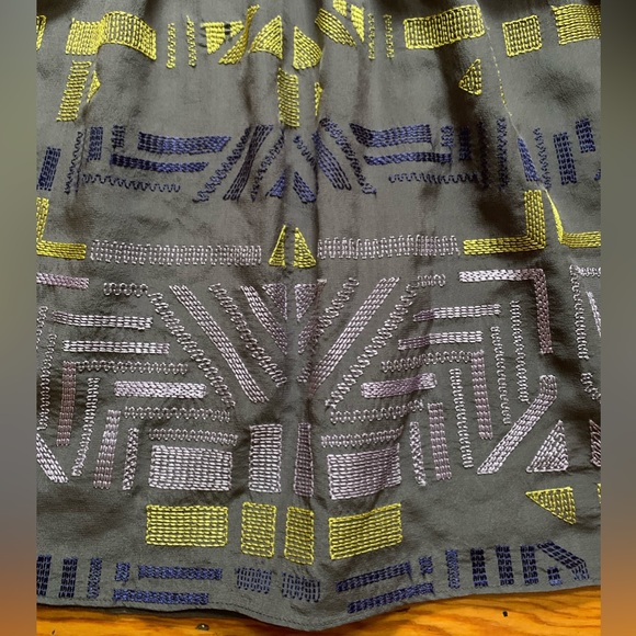 Like New! Women’s Marciano Gray Embroidered Silk Halter Top Size Small - Picture 7 of 10
